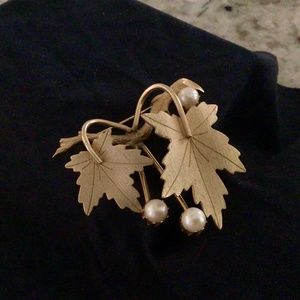 Rare Vintage Sarah Coventry brooch..in gold with pearls…from the 60’s